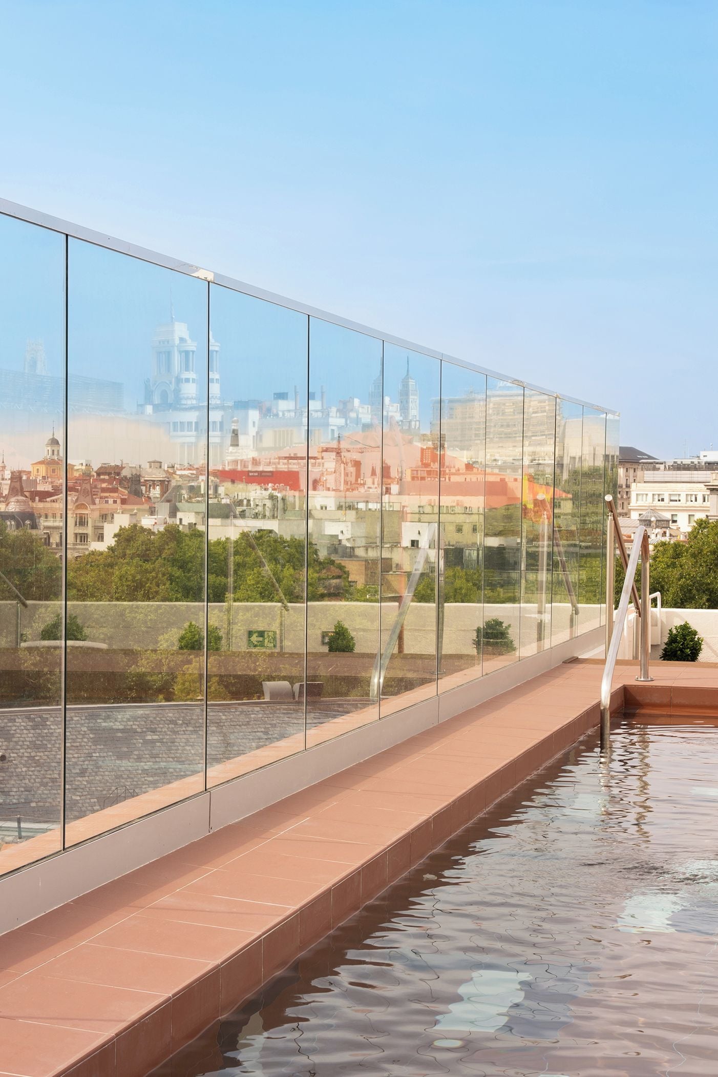Ein modernes Gebäude mit Glasfassade und Blick auf die Stadtlandschaft.