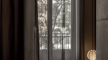 Sengetøy av topp kvalitet, minibar, safe på rommet og skrivebord