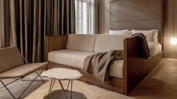 Ylelliset vuodevaatteet, minibaari, tallelokero huoneessa, työpöytÀ