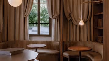 Desayuno buffet diario (EUR 42 por persona)