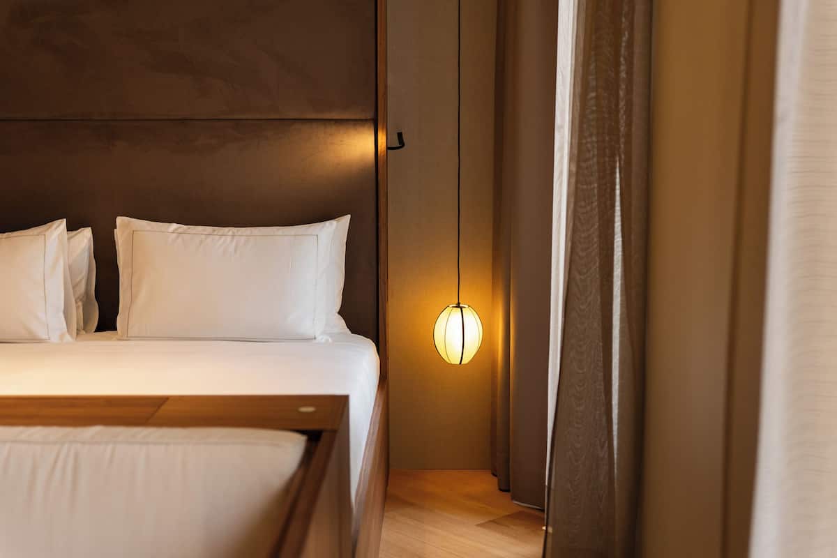 Rúmföt af bestu gerð, míníbar, öryggishólf í herbergi, skrifborð