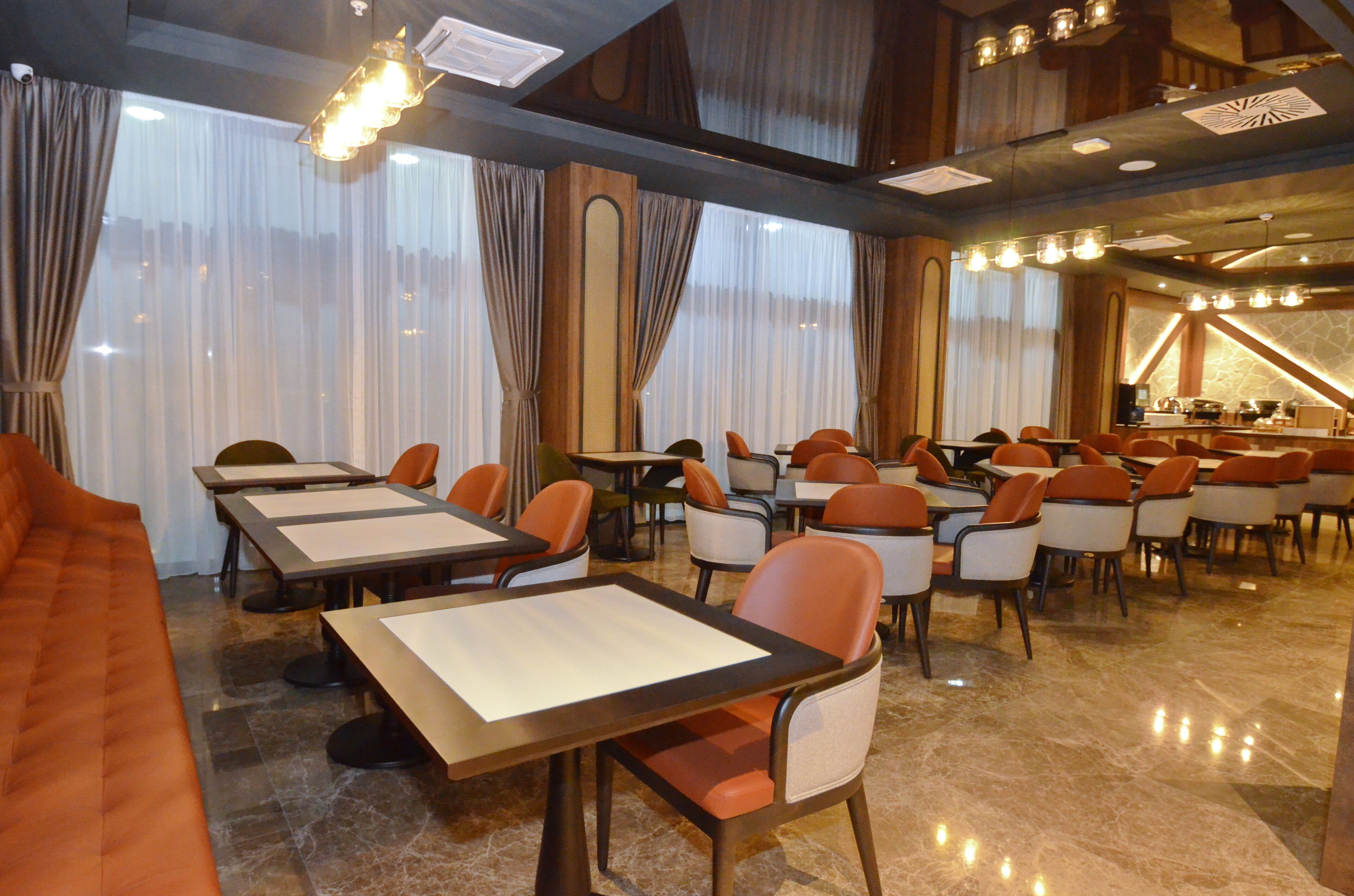 아침 식사, 점심 식사 및 저녁 식사 제공