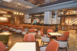 تقديم الإفطار والغداء والعشاء