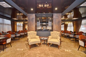 تقديم الإفطار والغداء والعشاء