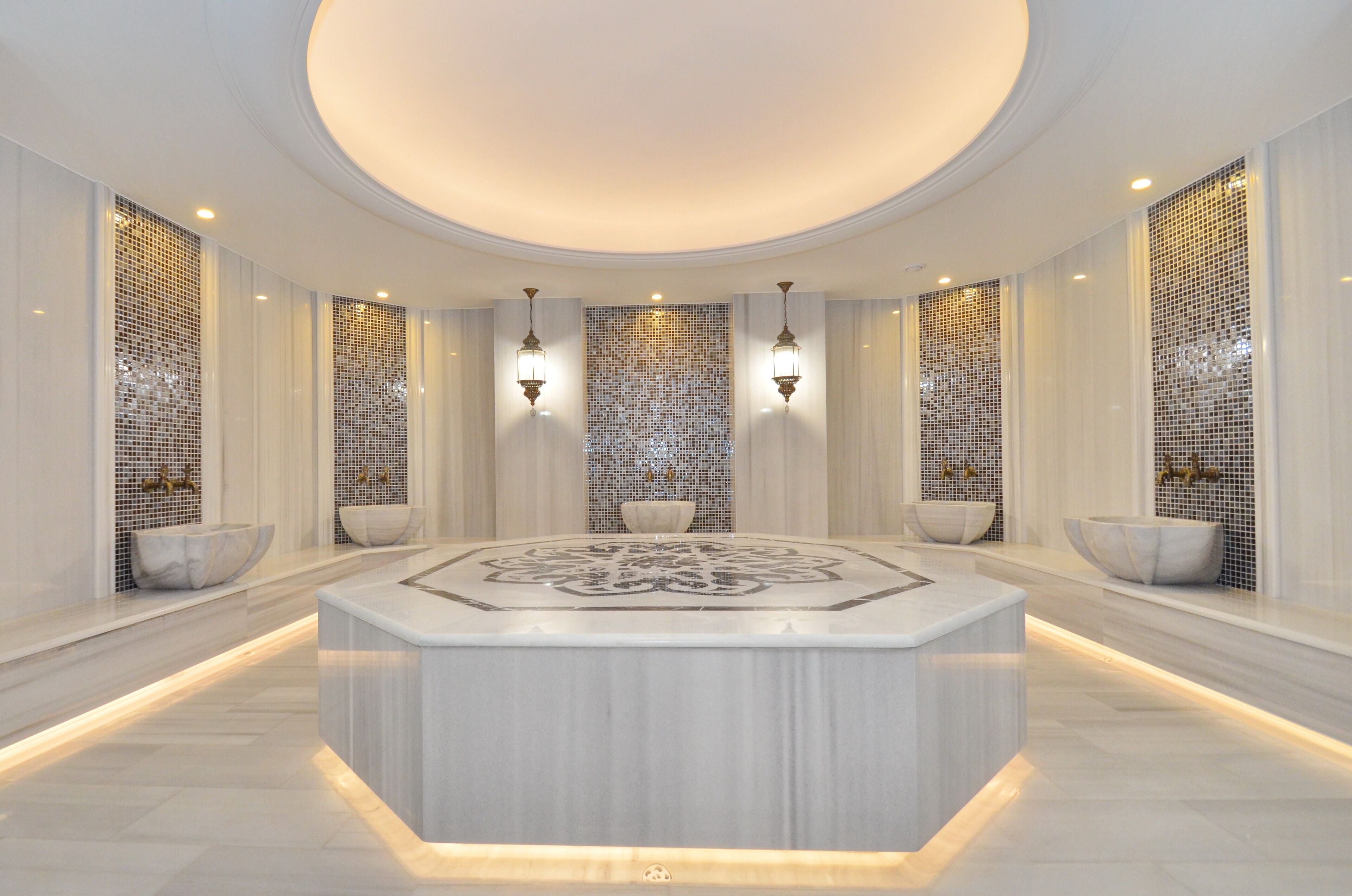 Tina de hidromasaje, baño de vapor y masajes con piedras calientes 