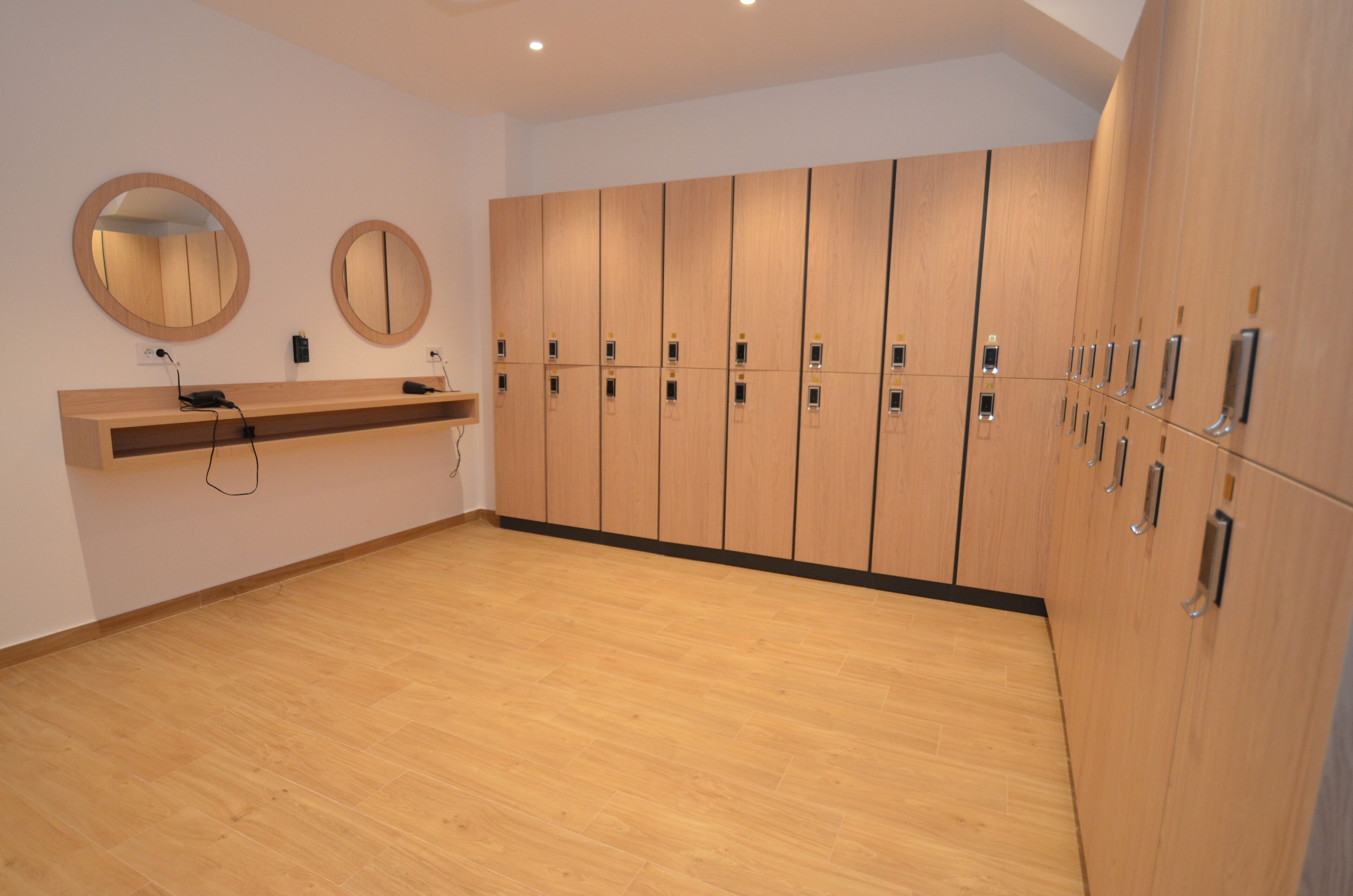 Tina de hidromasaje, baño de vapor y masajes con piedras calientes 