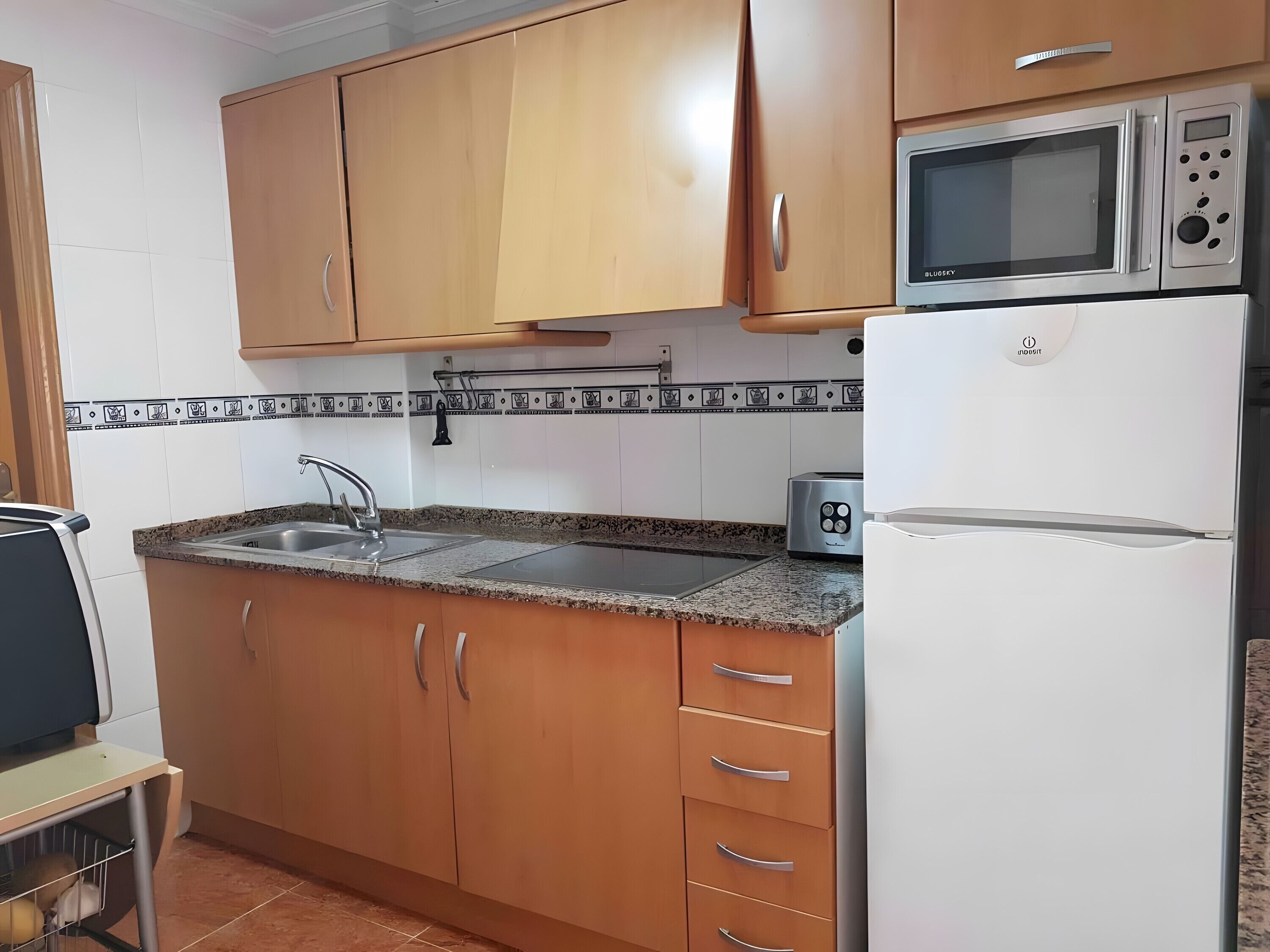 Refrigerador, microondas, parrilla de estufa y cafetera y tetera 