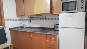 Refrigerador, microondas, parrilla de estufa y cafetera y tetera