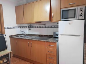 Refrigerador, microondas, parrilla de estufa y cafetera y tetera