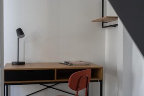 Klassiek appartement, uitzicht op de stad | Een strijkplank/strijkijzer, gratis wifi