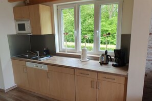 Fridge, microwave, oven, stovetop - Holiday apartment with 1 bedroom (Wittmund)