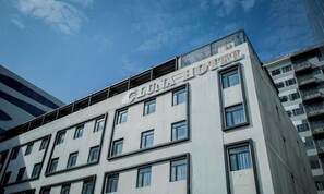 Un bâtiment d’hôtel dont la façade porte une enseigne indiquant « LUNA HOTEL ».