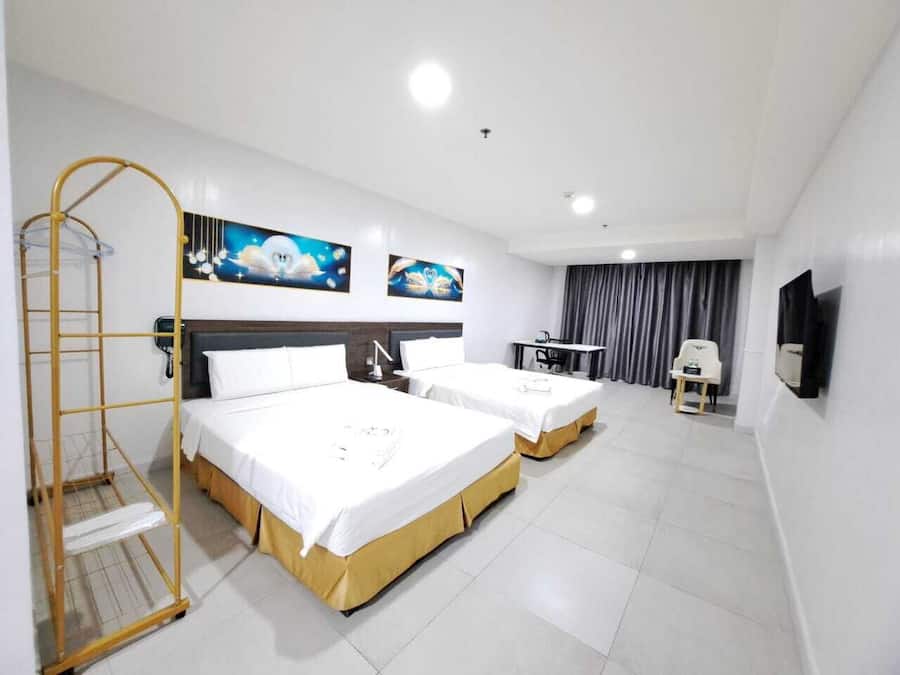 Habitación con 2 camas individuales | Ropa de cama de alta calidad y escritorio