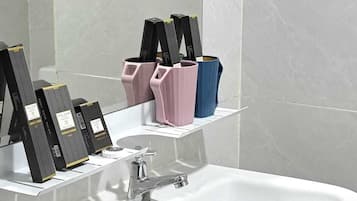 Deluxe Single Room | Bathroom | Shower, hair dryer, towels, soap