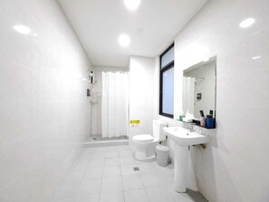 Shower, hair dryer, towels, soap - LUNA HOTEL (Pasay City)