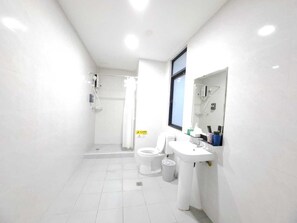 Deluxe Single Room | Peralatan tempat tidur premium, meja, ruang kerja komputer riba 
