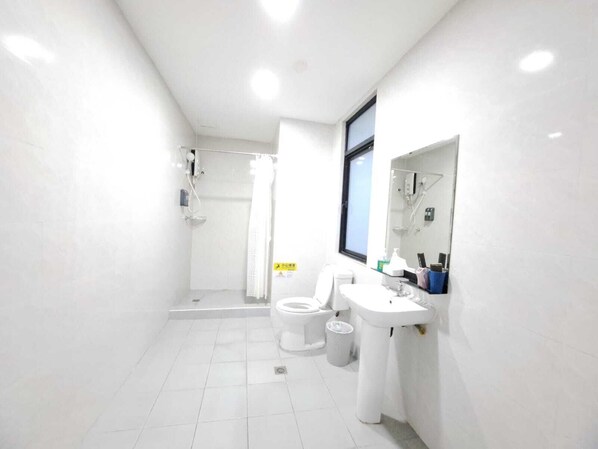 Deluxe Single Room | Premium bedding, desk, laptop workspace, free WiFi - LUNA HOTEL (Pasay)