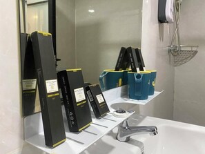 Premium bedding, desk, laptop workspace, free WiFi - LUNA HOTEL (Pasay)