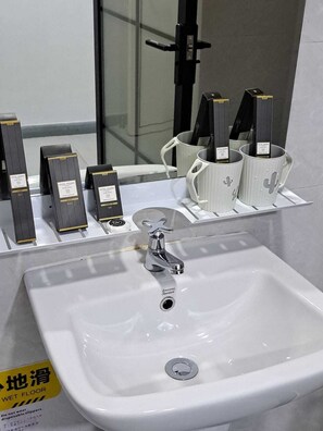 Classic Single Room - LUNA HOTEL (Pasay)