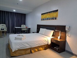 Executive Double Room | Desk, laptop workspace, free WiFi - LUNA HOTEL (Pasay City)