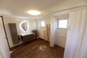 Shower, hair dryer - Holiday home with 3 bedrooms (Westerholt)