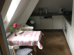 Frigorífico, horno, placa de cocina y lavavajillas