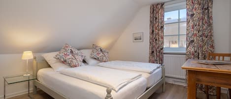 4 bedrooms, desk, WiFi