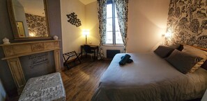 Ferros/tábuas de passar roupa, acesso à internet, roupa de cama