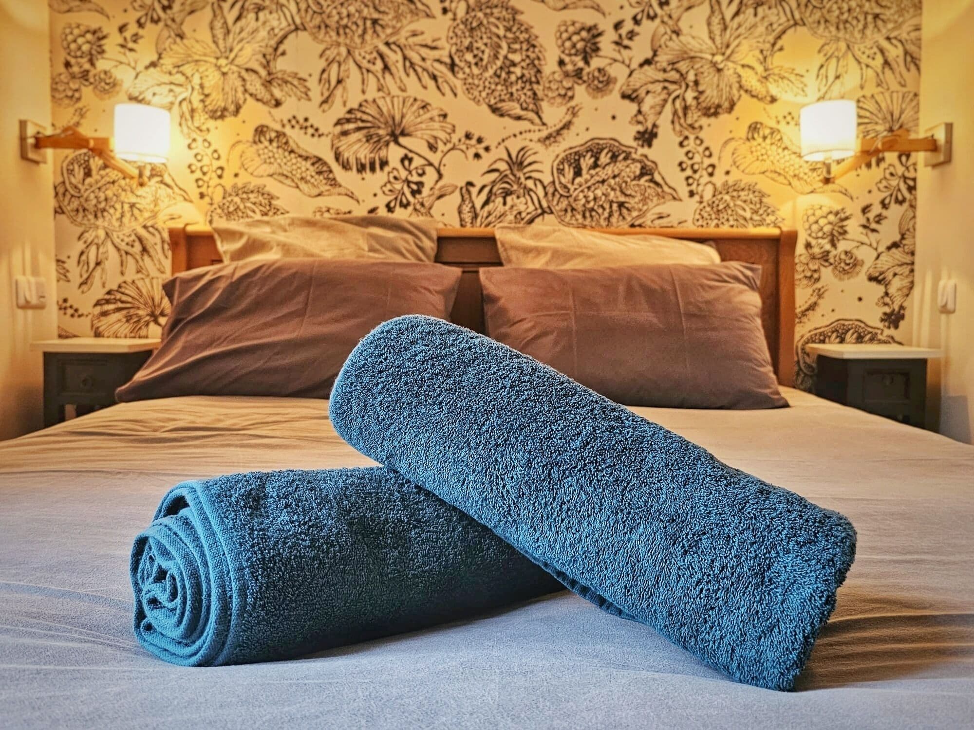 Een strijkplank/strijkijzer, internet, beddengoed