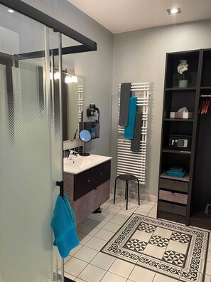 Dusche, Haartrockner, Handtücher, Seife