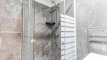 Basic Studio | Bathroom | Shower, free toiletries, hair dryer, towels