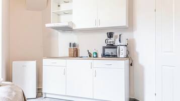 Estúdio básico | Cozinha privada | Frigobar, micro-ondas, fogão, cooktop