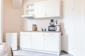 Estúdio básico | Cozinha privada | Frigobar, micro-ondas, fogão, cooktop