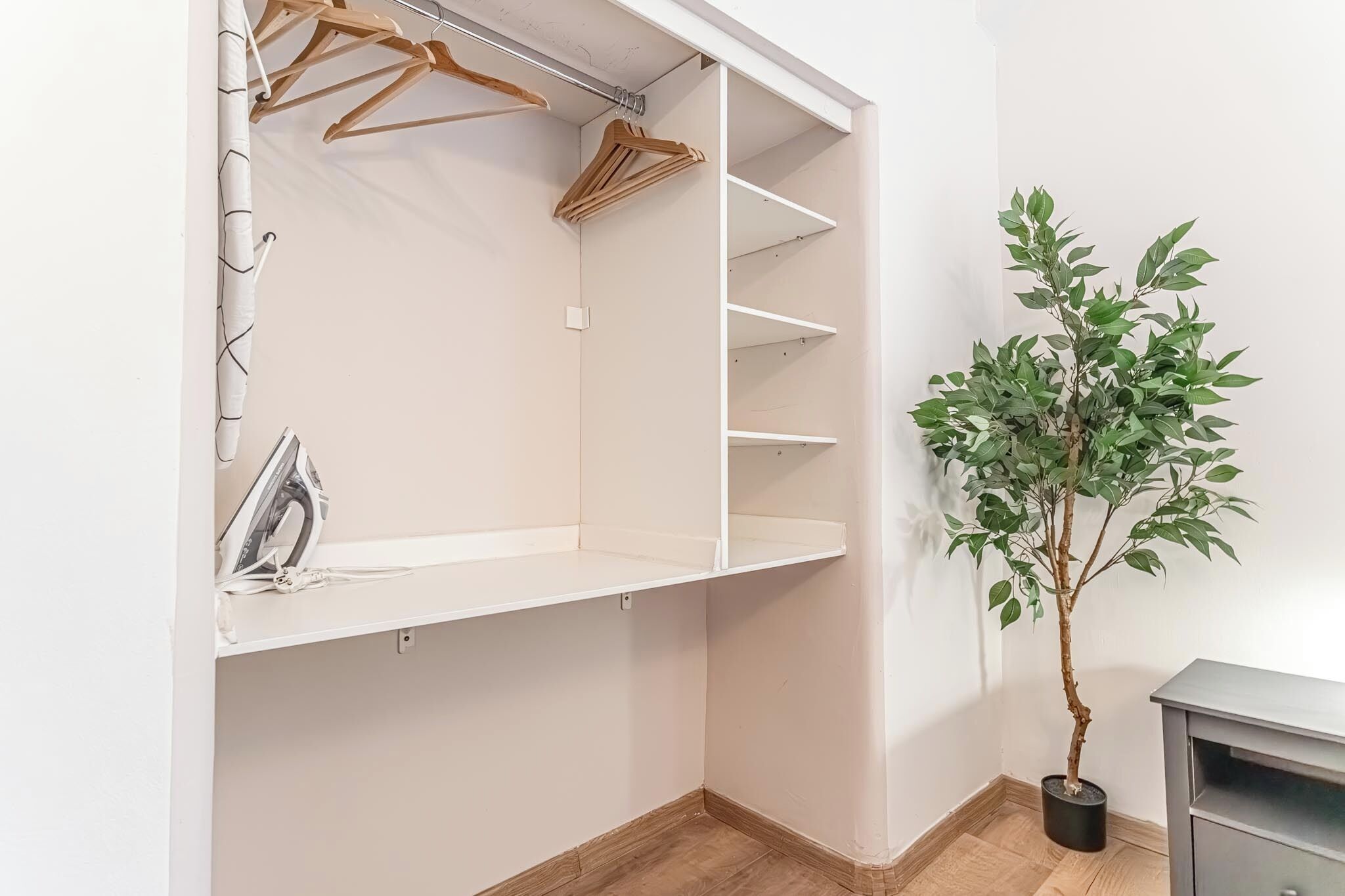 Basic Studio | Iron/ironing board