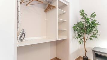 Basic Studio | Iron/ironing board