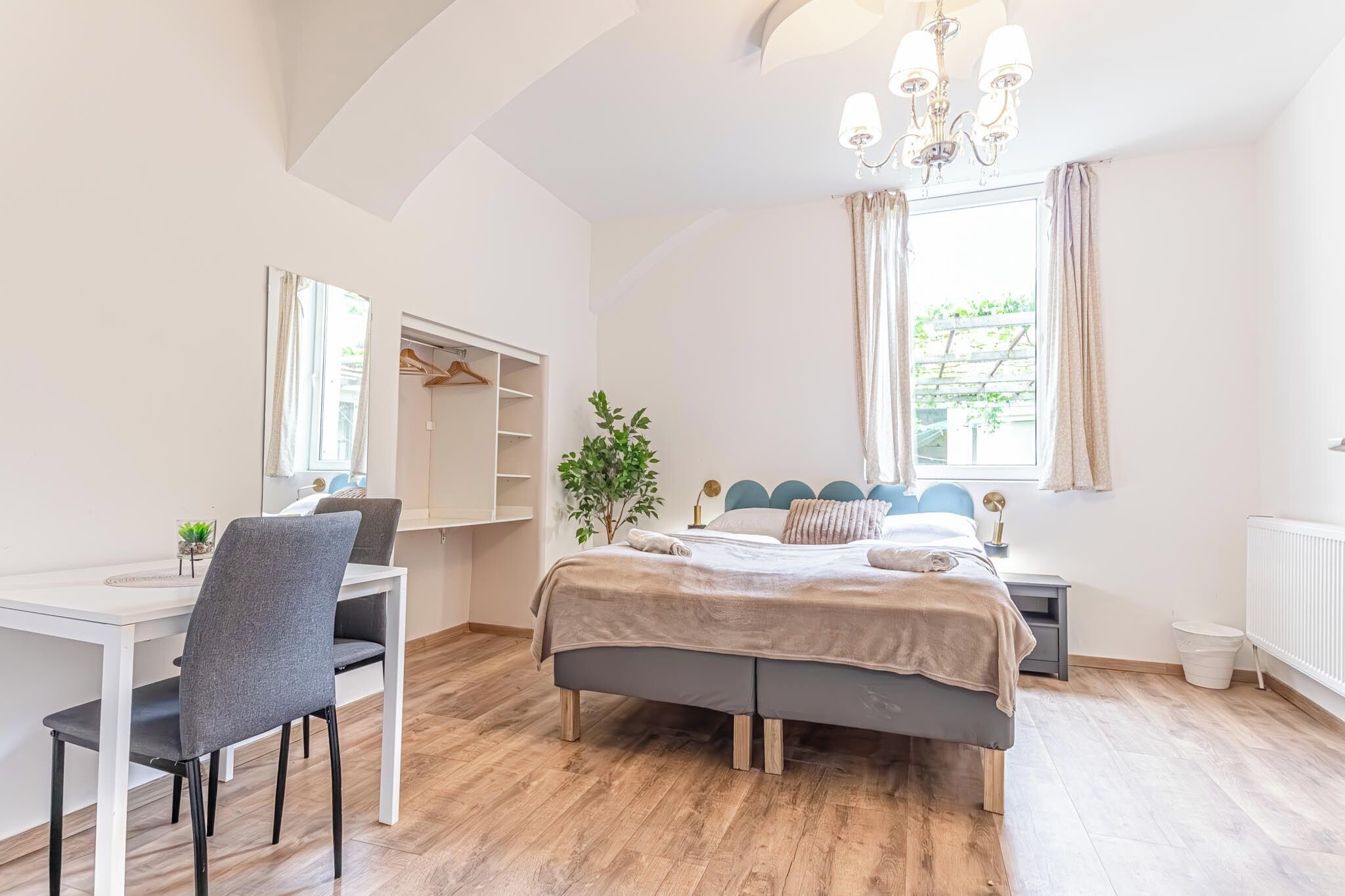 Basic Studio | Iron/ironing board