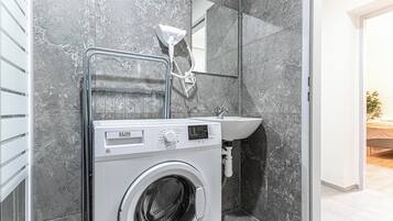 Estúdio básico | Banheiro | Chuveiro, produtos de toalete grátis, secador de cabelo