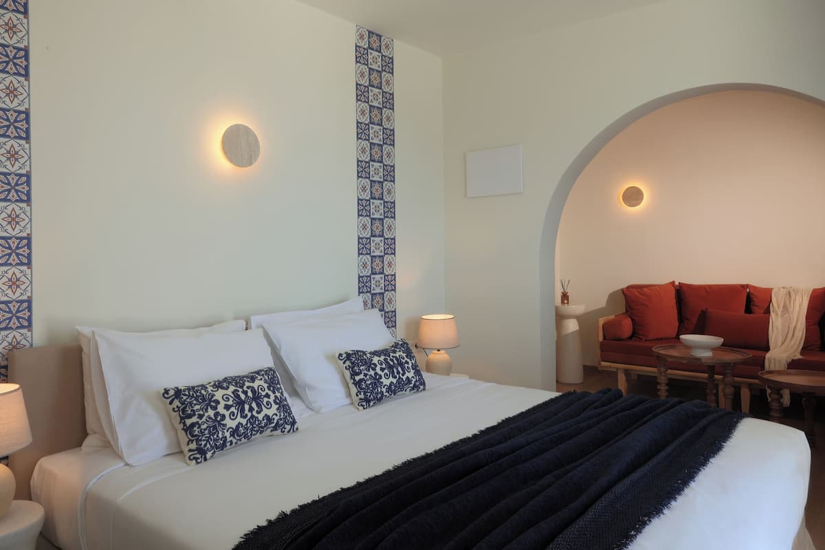 Luxe driepersoonskamer, uitzicht op zee | Hypoallergeen beddengoed, een kluis op de kamer, een bureau