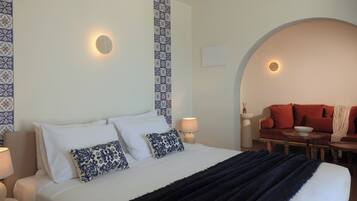 Habitación triple de lujo, vistas al mar | Ropa de cama hipoalergénica, caja fuerte, escritorio