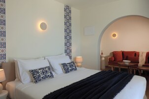 Habitación triple de lujo, vistas al mar | Ropa de cama hipoalergénica, caja fuerte, escritorio