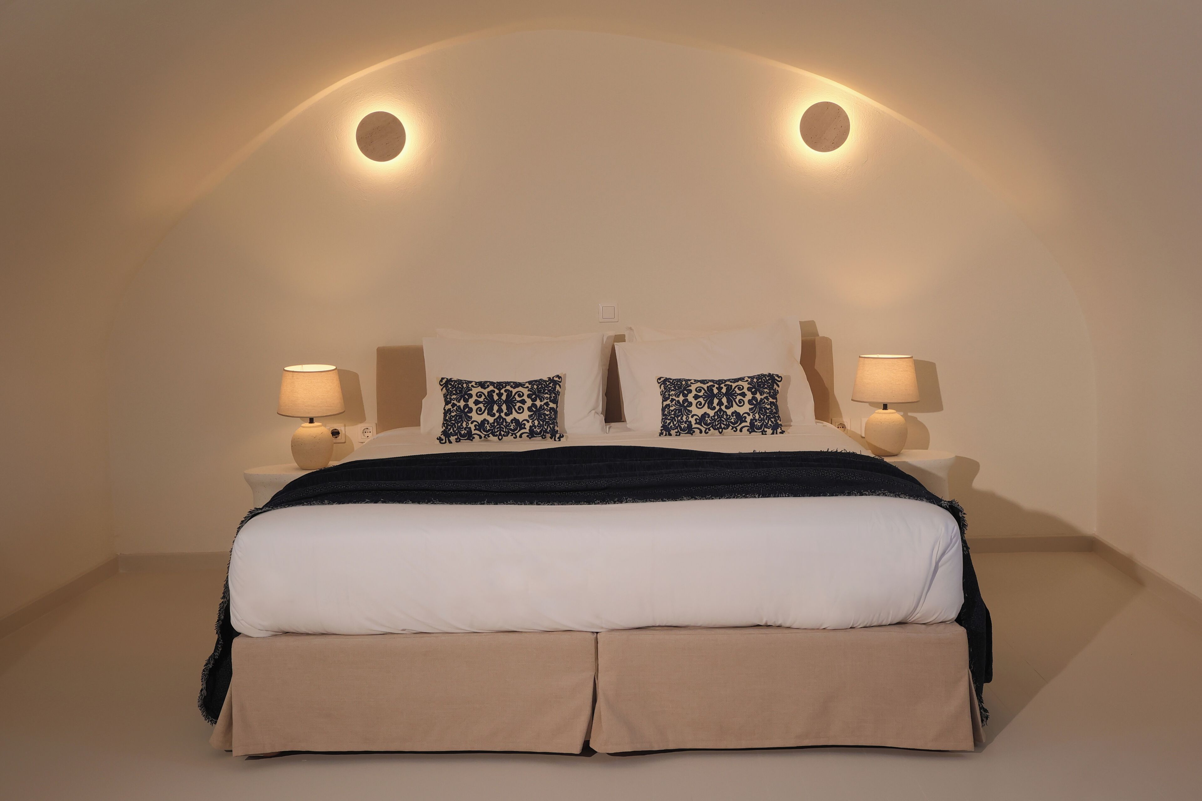 Deluxe-Suite, Meerblick, Poolseite | Allergikerbettwaren, Zimmersafe, Schreibtisch, Bügeleisen/Bügelbrett