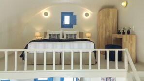 Deluxe suite, uitzicht op zee, aan het zwembad | Hypoallergeen beddengoed, een kluis op de kamer, een bureau