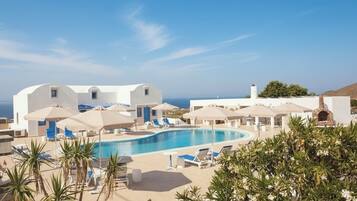 Una piscina al aire libre de temporada (de 11:00 a 19:00), sombrillas