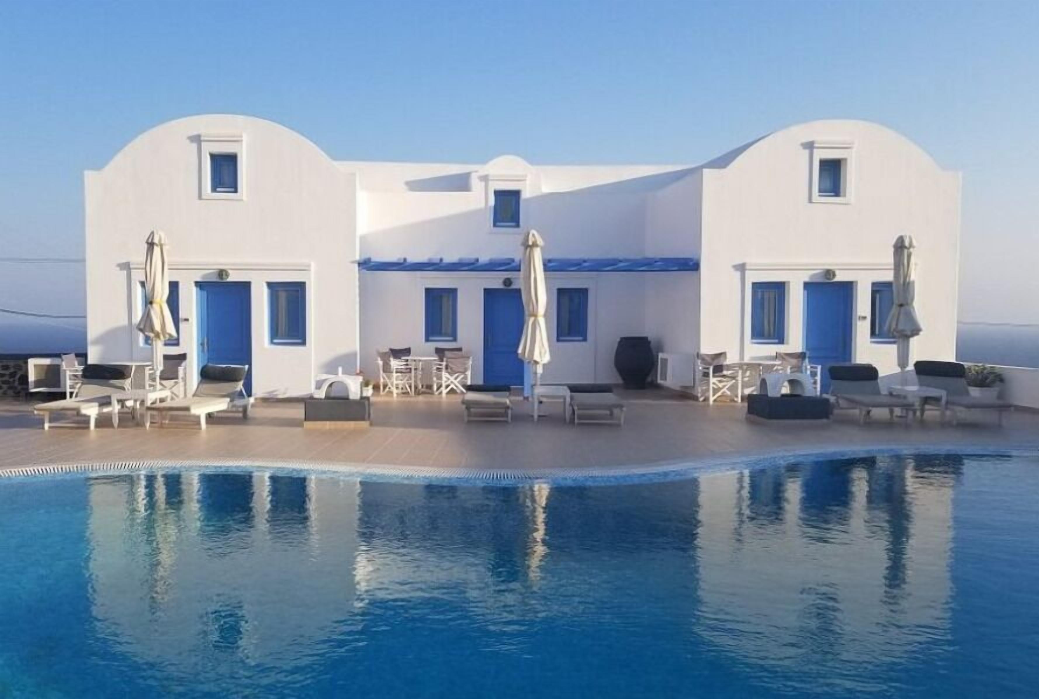 Piscina externa sazonal, funciona das 11h às 19h, guarda-sóis