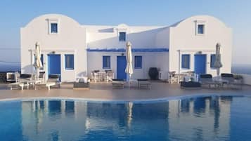 Piscina externa sazonal, funciona das 11h às 19h, guarda-sóis