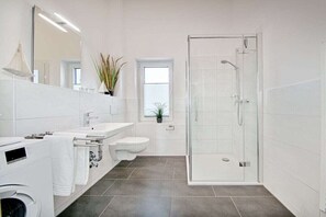 Shower, hair dryer - Holiday apartment with 2 bedrooms (Fehmarn  OT Meeschendorf)