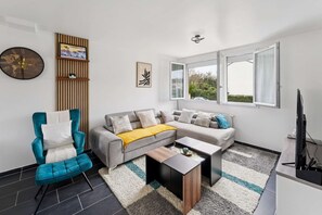 TV - Chic house with a master suite, parking, terrace, and garden (Herblay-sur-Seine)