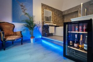 Luxury Double Room | Bathroom | Hair dryer, slippers, towels, soap - imperial rhome guest house  (Roma)