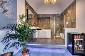 خزنة داخل الغرفة وتجهيزات عازلة للصوت ومكواة/لوح كي وواي فاي مجانًا