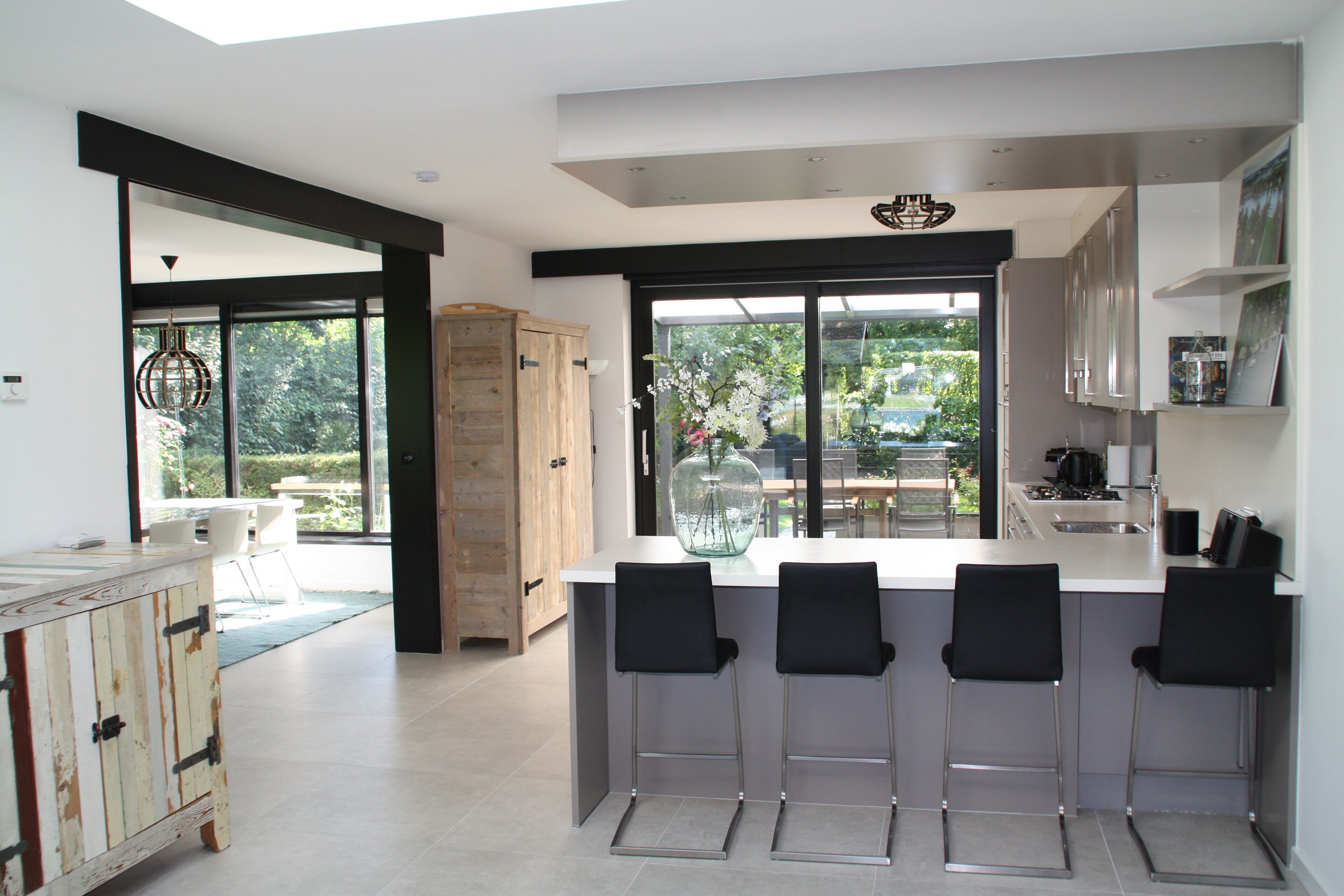 Een koelkast, een magnetron, een vaatwasser